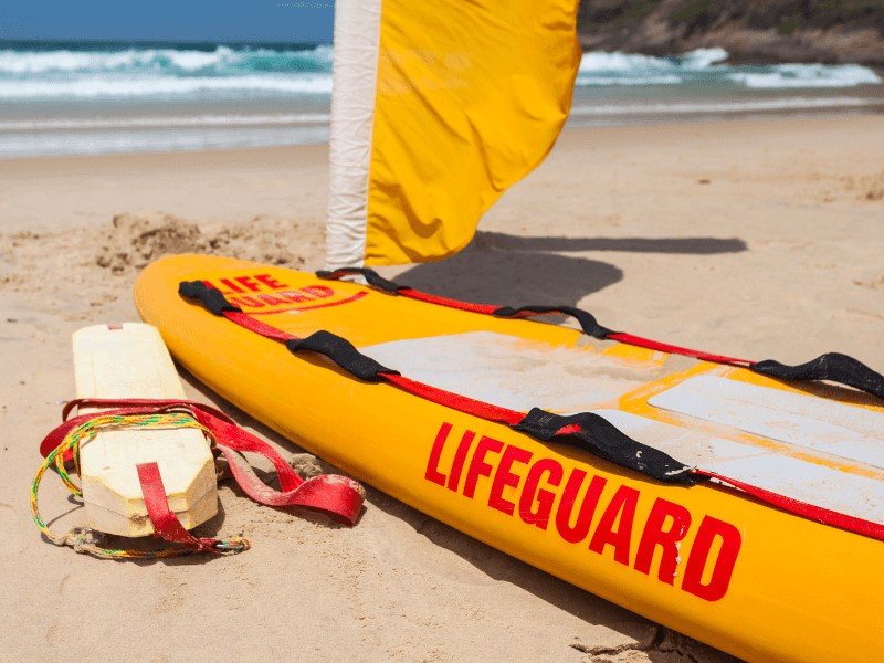 To be recognized by the public, lifeguards must wear a uniform, which is one of their main requirements.